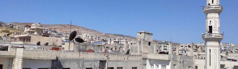 بعد نزوح أصحابها.. السرقات تطال أثاث منازل في جسر الشغور وتعيدها على “العضم” 