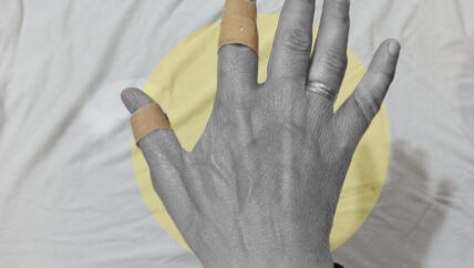 البحث عن أصابع طفلتي