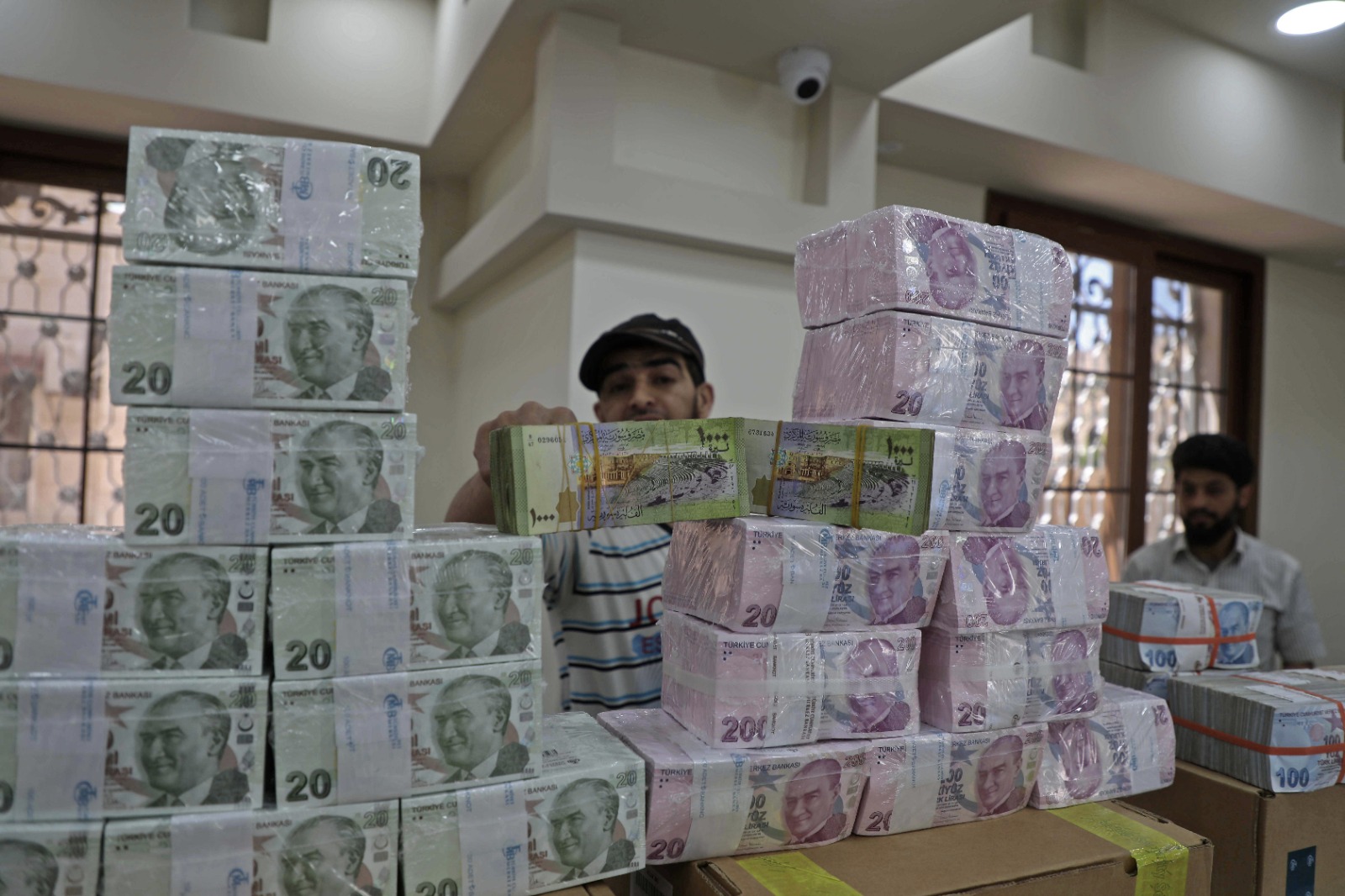 صورة من أحد مراكز الصرافة في سرمدا -المصدر عارف وتد/ وكالة فرانس برس