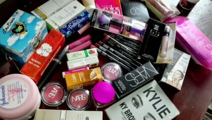 حقائب الإقبال على الحياة.. سيدات يسوقن الجمال في الشمال السوري