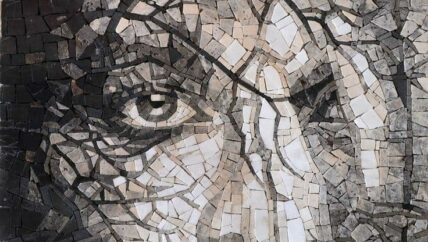 كيف احتل وجه الجلاد لوحة فنية؟ رحلة الفنان السوري عبد الرزاق الطويل ما بين المعتقل وفن الفسيفساء