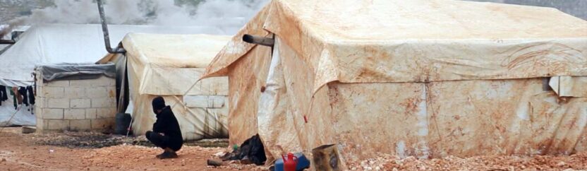 العيش في غابة من دخان.. شتاء الأهالي في مخيمات الشمال السوري