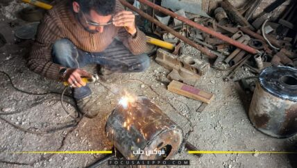 حضر الفحم وغابت المدفأة .. ورش محلية تبتدع حيلاً لـ”صناعة الدفء” في الشمال السوري