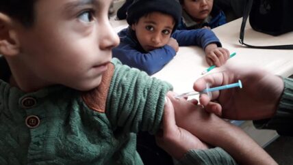 الحصبة من مرض منسي إلى وباء يهدد حياة الأطفال في شمال غربي سوريا