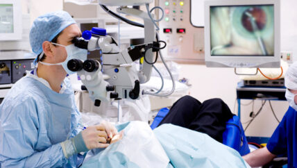 أمراض العين الخبيثة .. توفر الاستئصال وغياب المتابعة يلزم المصابين العلاج في تركيا بأكلاف باهظة