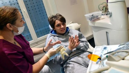 زيارة طبيب الأسنان في الشمال السوري مرهقة للجيوب والأفواه