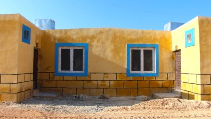 شقق سكنية بديلة.. عائلات تترك حياة الخيام وأخرى تتمسك بها