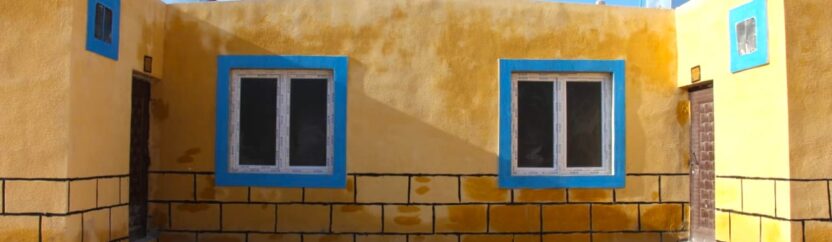 شقق سكنية بديلة.. عائلات تترك حياة الخيام وأخرى تتمسك بها