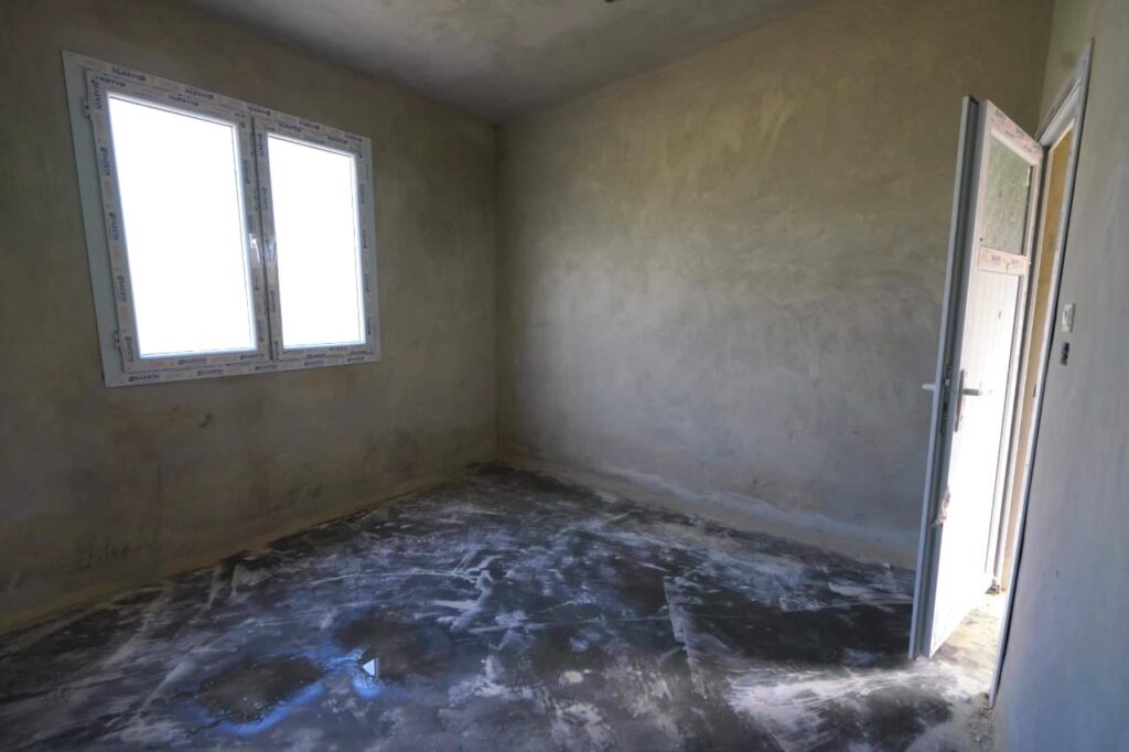 غرفة داخل شقة سكنية بمجمع راما في منطقة حارم شمالي إدلب - المصدر: منظمة غراس النهضة