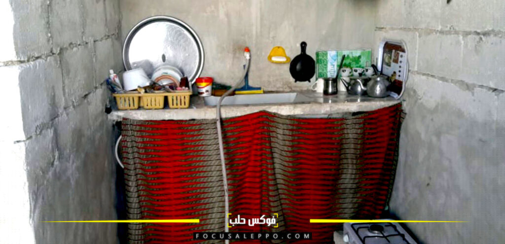 مطبخ داخل شقة سكنية بمخيم الكمونة في سرمدا شمالي إدلب.