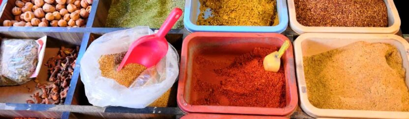 بائع جوال ينشر روائح البهارات في بازارات إدلب