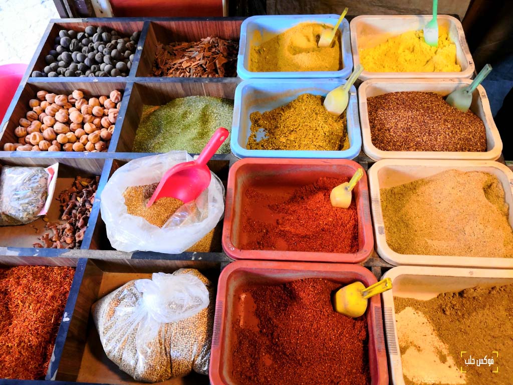 بائع جوال ينشر روائح البهارات في بازارات إدلب-فوكس حلب