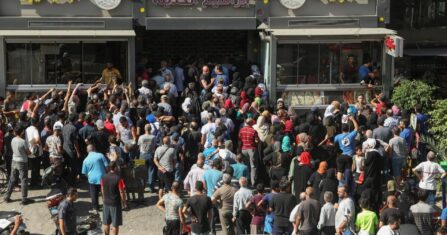 أيام غير عادية لـ بائع كعك سوري في لبنان