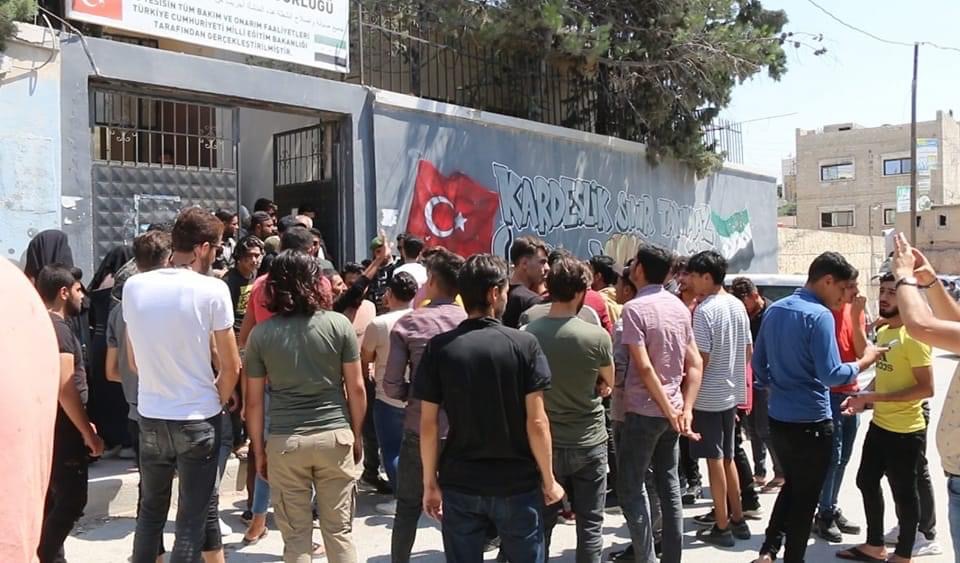 الصورة لمجموعة طلاب أمام مديرية التربية في إعزاز - المصدر: فيس بوك