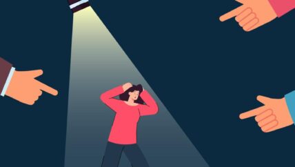 قانون غائب وضحية مدانة.. الابتزاز الإلكتروني يهدد نساء سوريات