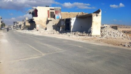 مدخل جديد يقضم عشرات المنازل المخالفة والخيام في سرمدا دون تعويض 