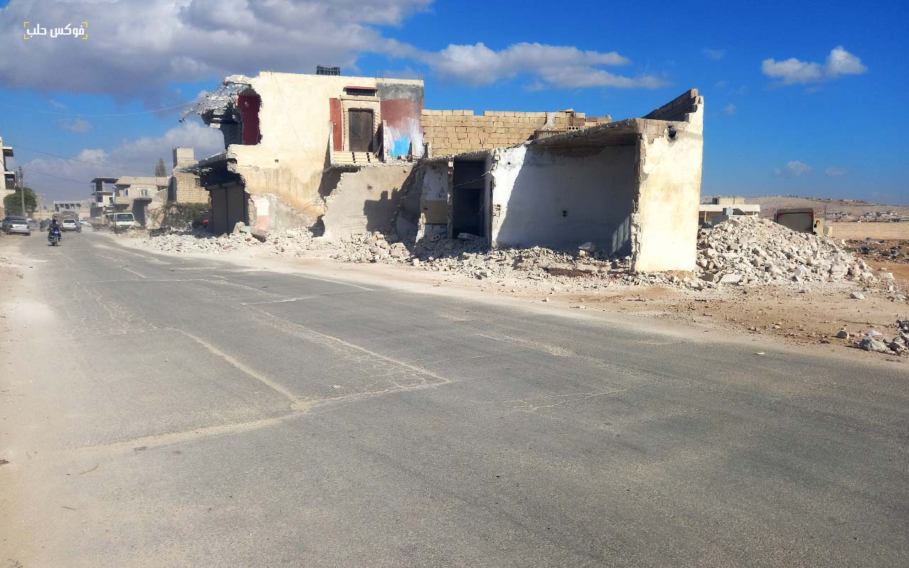 المنازل المخالفة على جانبي المدخل الشرقي في مدينة سرمدا