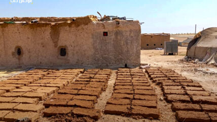 بناء البيوت الطينية في سوريا.. البحث عن خيار بديل للخيام