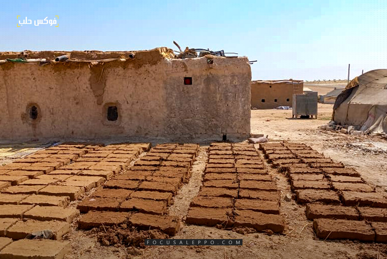 قوالب طينية يتم تجفيفها تحت الشمس تمهيداً لبناء البيوت الطينية في مخيم الجمعية بريف جرابلس شرقي حلب (فوكس حلب)