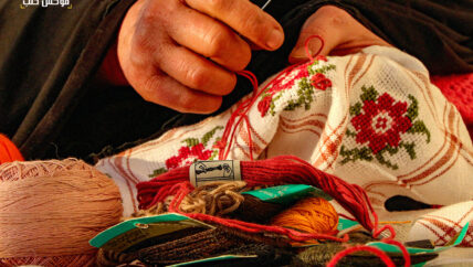 “من يحب التطريز يتحمل مشقته”.. عن حياة تعاش بالإبرة والخيط