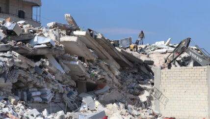 “متلازمة الهرس” تهدد حياة الناجين من تحت الركام 