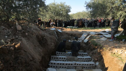 عن مياه تسربت إلى المقابر وجمدتها