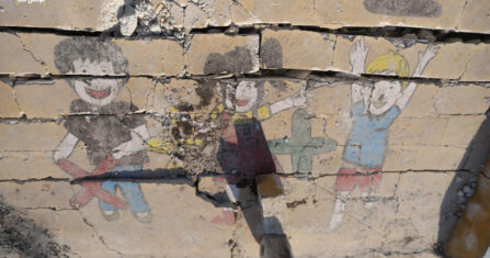 هواجس الحياة بين منزل متصدع وخيمة باردة