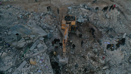 ضحايا الزلزال تحت الأنقاض.. صور من عمليات الإنقاذ