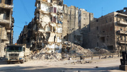 مشهدان لمقاومة الموت في مدينة حلب.. هل نجونا