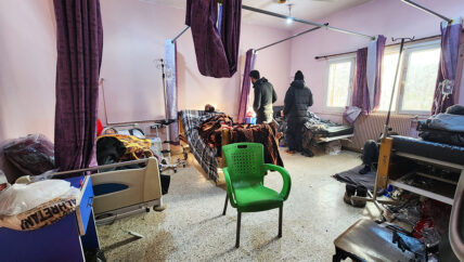 المستشفيات والكوادر الطبية يعيشون صدمة الزلزال.. ازدحام وأضرار وقلّة في الأدوية والمستلزمات 