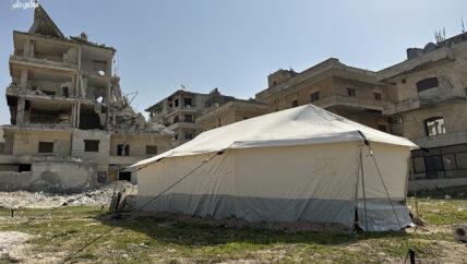 هواجس الحياة بين منزل متصدع وخيمة باردة