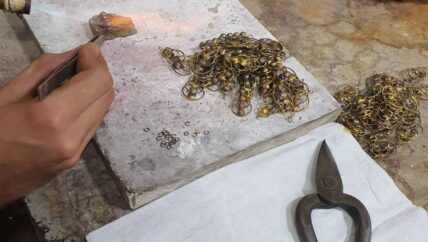 ورش تصنيع الذهب المحلية في الشمال السوري.. مصاغ بنكهة شعبية