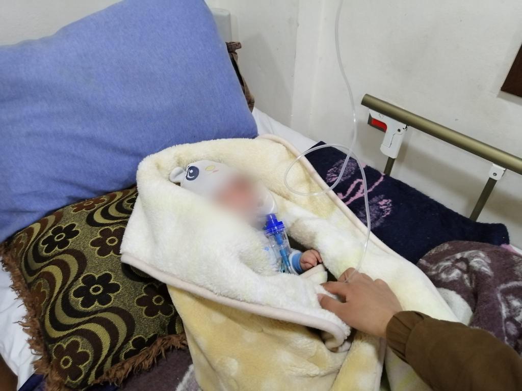 التهاب القصبات يثقل كاهل مشافي الأطفال في إدلب