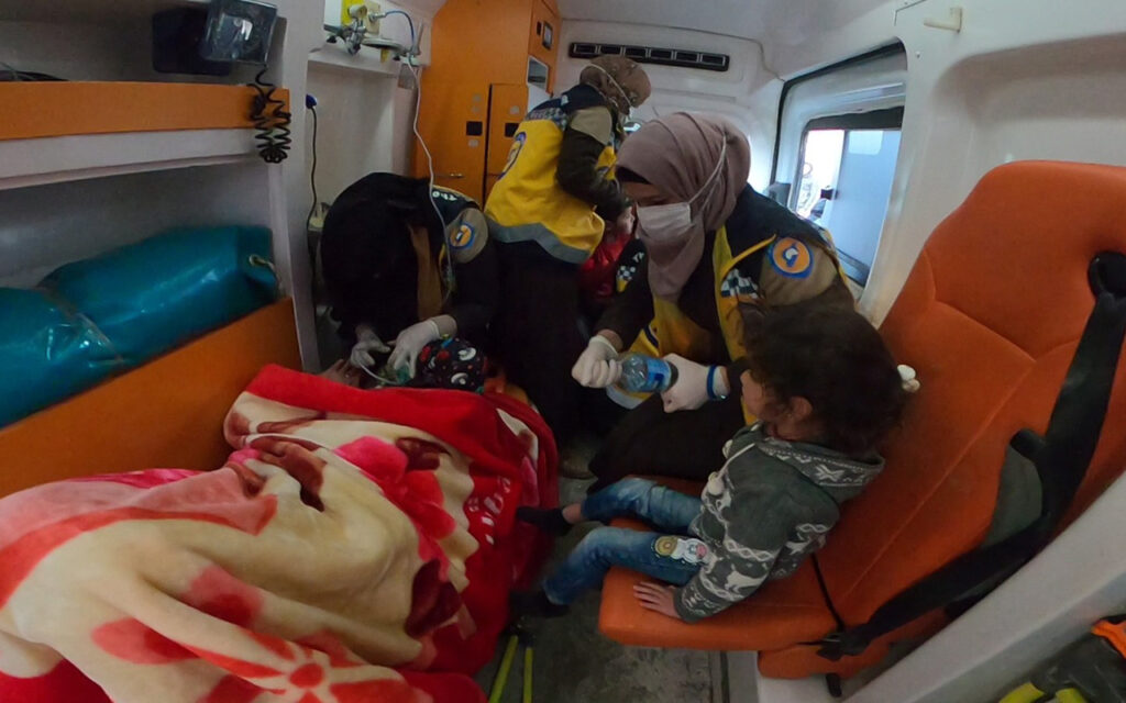 مروة حسينو داخل سيارة إسعاف بمنطقة بسنيا في ريف إدلب- المصدر: متطوعات الدفاع المدني السوري