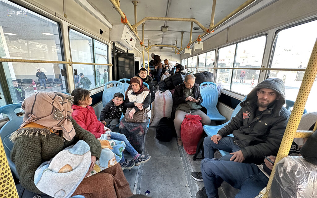 الصورة لسوريين قادمين من تركيا عبر معبر باب الهوى- تصوير: مصطفى الساروت