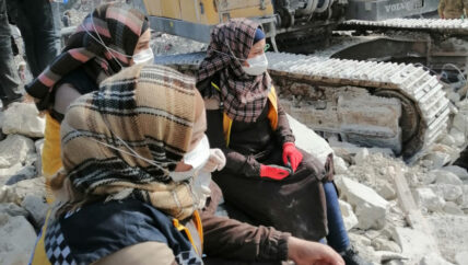 متطوعات الدفاع المدني السوري.. مرابطات خضن حرب الإنقاذ