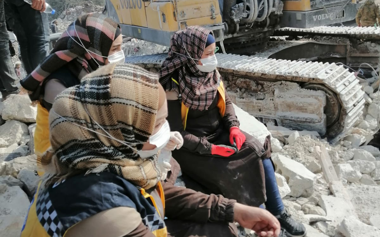 نوال وسلام وإيمان على في قرية بسنيا 7 شباط- المصدر: متطوعات الدفاع المدني السوري