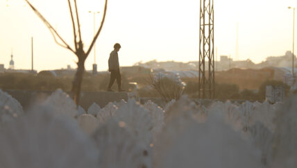 أطفال يحفرون القبور ويدفنون الضحايا.. مبادرات مليئة بمخاطر نفسية