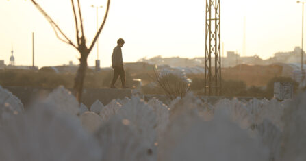 أيادٍ متعبة ونظرات لا ترحم.. حكايات عمال نظافة في إدلب