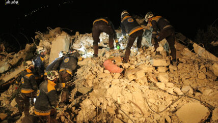 كلاب مدرّبة وأجهزة متطورة.. تقنيات إنقاذ غابت عن الأنقاض في شمالي غربي سوريا