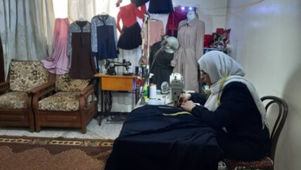 ثلاث خياطات منزليات في إدلب: “عشرة عمر” مع الإبرة والخيط