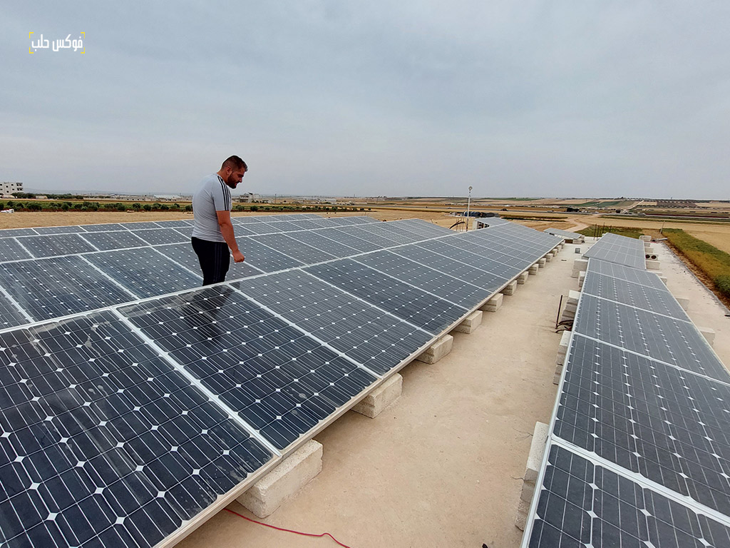 ألواح الطاقة الشمسية في مشروع ناصر دياب في بلدة كفر يحمول