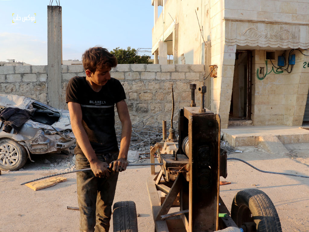 إعادة تدوير الحديد المستخرج من المباني المدمرة بفعل الزلزال في جنديرس.