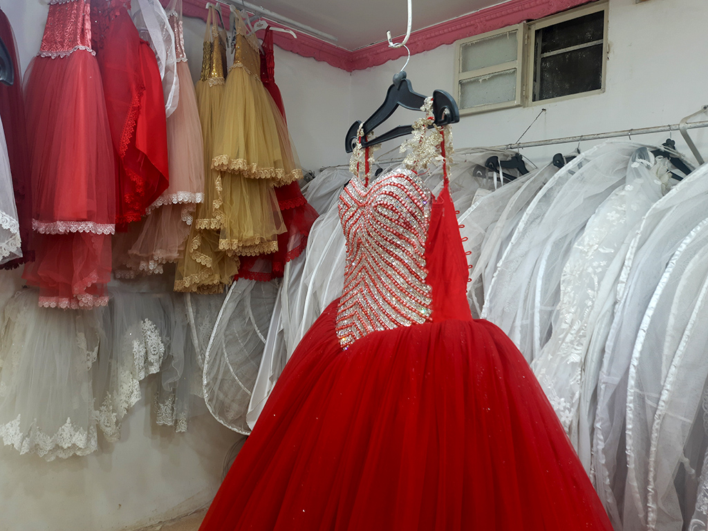 من معرض لفساتين العرائس في مدينة جنديرس