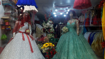 فساتين العرائس في جنديرس غائبة عن محلاتها وفتياتها