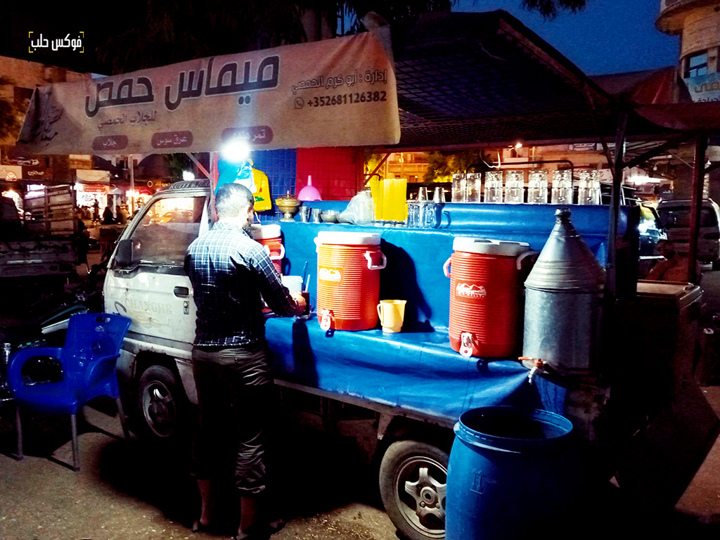 سيارة متنقلة لبيع المشروبات في مدينة إدلب.
