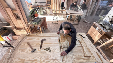 نجار من إدلب.. أبواب كثيرة أغلقت بسبب فتح الحدود