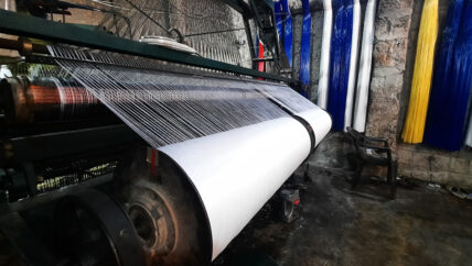 صناعة الحصر.. ورش تصارع للبقاء وأخرى بات أصحابها على الحصيرة