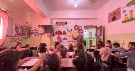 سوريون يبحثون عن مدرسة لأبنائهم في تركيا