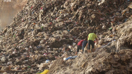 مكبات النفايات بؤرة أوبئة للمخيمات المجاورة